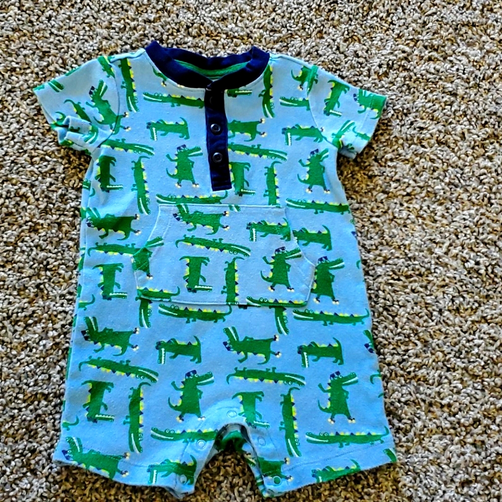 Alligator short outfit